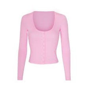 SKIMS - LACE POINTELLE HENLEY TOP | BUBBLE GUM